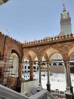 mecca, arabia saudita, giugno 2022 - visitatori da tutto il mondo eseguono tawaf al masjid al-haram nella mecca prima delle preghiere del venerdì. foto