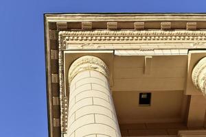 classico grande edificio giallo con colonne la sera foto