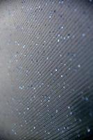 gocce di pioggia sulla superficie in vetro policarbonato blu foto