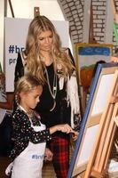 los angeles, 20 nov - fergie, stacey ferguson al progetto unilever lancio della luce solare sulla giornata universale dei bambini presso gli studi solari il 20 novembre 2013 a glendale, ca foto