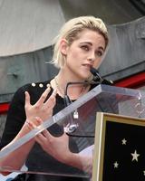 Los Angeles, 4 maggio - Kristen Stewart alla cerimonia della stella della passeggiata della fama di Jodie Foster Hollywood al Teatro Cinese di Tcl imax il 4 maggio 2016 a Los Angeles, California foto