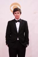 los angeles, 22 settembre - freddie highmore al teatro nokia il 22 settembre 2013 a los angeles, ca foto