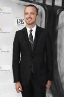 los angeles, 25 settembre - aaron paul arrivando all'iris, un viaggio nel mondo del cinema di cirque du soleil premiere al teatro kodak il 25 settembre 2011 a los angeles, ca foto