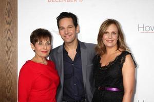 los angeles, 13 dic - sua madre, paul rudd, sua moglie alla festa di natale annuale di heather tom 2010 al teatro del villaggio il 13 dicembre 2010 a westwood, ca foto