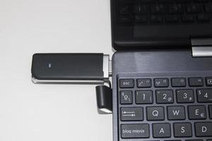 modem USB per Internet senza fili in un computer portatile foto
