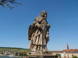 la città di Wuerzburg sul fiume principale foto