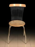 colpo verticale di una sedia di legno su sfondo nero foto