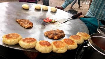 cotolette di patate fritte aloo tikki, famoso cibo di strada indiano. foto