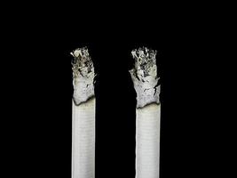 la sigaretta isolata su sfondo nero foto