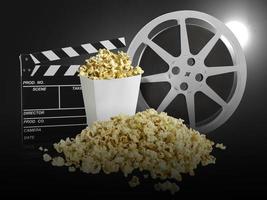 guardare film con popcorn su sfondo nero foto