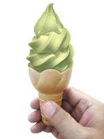 una mano d'uomo che tiene un cono gelato su uno sfondo bianco foto