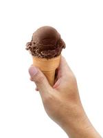 una mano d'uomo che tiene un cono gelato su uno sfondo bianco foto