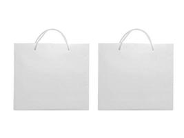 sacchetto di carta bianco vuoto isolato su sfondo bianco per il design foto