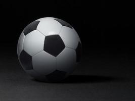 pallone da calcio su sfondo nero foto