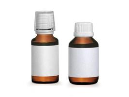 bottiglia di medicina marrone con etichetta isolata su sfondo bianco foto