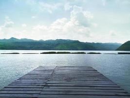 panorama di un lago con pontile foto