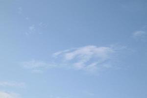 cielo blu nuvole bianche sullo sfondo foto