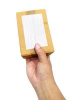 pacchetto della scatola di carta marrone della tenuta della mano isolato su priorità bassa bianca foto