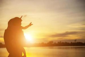 il padre ha preso il bambino impara a camminare al tramonto. foto