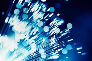 fibra ottica a luce blu, tecnologia di telecomunicazione di dati digitali ad altissima velocità per lo sfondo. foto