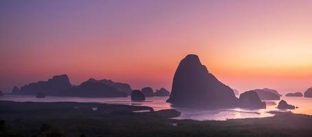 scenario phang nga bay punto di vista a samet nang lei vicino a phuket nel sud, tailandia., punto di riferimento e popolare per l'attrazione dei turisti. viaggio nel sud-est asiatico e concetto di vacanza estiva tropicale foto