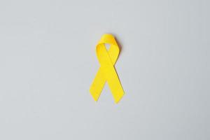 prevenzione del suicidio, sarcoma, ossa, vescica, mese di sensibilizzazione sul cancro infantile, nastro giallo per sostenere le persone che vivono e le malattie. concetto di assistenza sanitaria per bambini e giornata mondiale del cancro foto