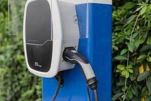 stazione di ricarica per auto elettriche per caricare la batteria ev nel parcheggio auto. energia verde e futuro concetto di tecnologia di trasporto. foto