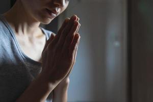 donna che prega le mani con fede nella religione e crede in dio. gesto delle mani namaste o namaskar, rispetto, posizione di preghiera. foto