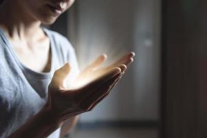 la mano della donna che prega Dio, la vita cristiana che prega la crisi di Dio, benedica il desiderio di vivere meglio. foto