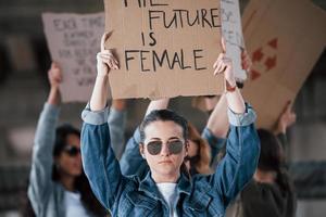 riflesso del suolo in occhiali da sole. gruppo di donne femministe protestano per i loro diritti all'aperto foto