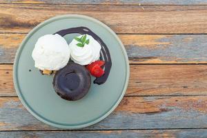 lava al cioccolato con gelato alla vaniglia e panna montata foto