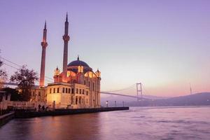 moschea ortakoy nella città di istanbul, turchia foto