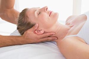 donna che riceve il massaggio al collo foto