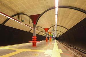 all'interno di una stazione della metropolitana foto