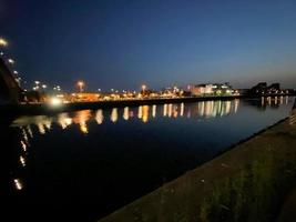 una vista di glasgow in Scozia di notte foto