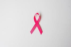 mese di sensibilizzazione sul cancro al seno di ottobre, nastro rosa su sfondo grigio per sostenere le persone che vivono e le malattie. concetto internazionale delle donne, della madre e della giornata mondiale del cancro foto