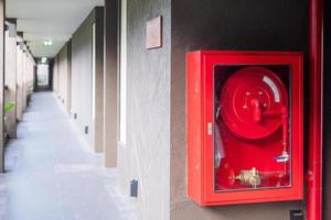 sistema di estintore e pompa dell'acqua sullo sfondo della parete, potente attrezzatura di emergenza per uso industriale e residenziale foto