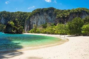 bellissima spiaggia sull'isola di hong, krabi, tailandia. punto di riferimento, destinazione di viaggio nel sud-est asiatico, vacanza, tropicale e concetto di vacanza foto