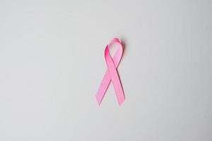 mese di sensibilizzazione sul cancro al seno di ottobre, nastro rosa su sfondo grigio per sostenere le persone che vivono e le malattie. concetto internazionale delle donne, della madre e della giornata mondiale del cancro foto