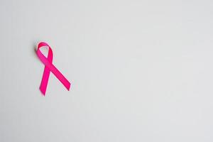 mese di sensibilizzazione sul cancro al seno di ottobre, nastro rosa su sfondo grigio per sostenere le persone che vivono e le malattie. concetto internazionale delle donne, della madre e della giornata mondiale del cancro foto