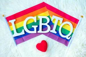 bandiera arcobaleno lgbtq su sfondo bianco. sostenere la comunità lesbica, gay, bisessuale, transgender e queer e il concetto di mese dell'orgoglio foto