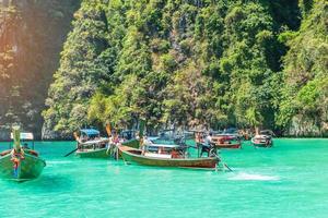 barca a coda lunga alla laguna di pileh sull'isola di phi phi, krabi, tailandia. punto di riferimento, destinazione di viaggio nel sud-est asiatico, vacanza e concetto di vacanza foto