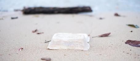 immondizia della scatola di schiuma sulla spiaggia. concetto di ecologia, ambiente, inquinamento e problema ecologico foto