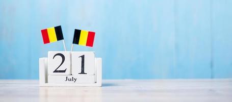 calendario in legno del 21 luglio con bandiere del Belgio in miniatura. giorno nazionale belga e concetti di celebrazione felice foto