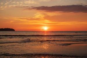 bellissimo tramonto sull'oceano. concetto di paesaggio marino e cloudscape foto