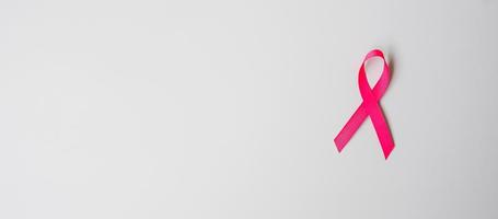mese di sensibilizzazione sul cancro al seno di ottobre, nastro rosa su sfondo grigio per sostenere le persone che vivono e le malattie. concetto internazionale delle donne, della madre e della giornata mondiale del cancro foto