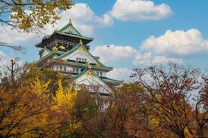 il castello di osaka nella stagione del fogliame autunnale, è un famoso castello giapponese, punto di riferimento e popolare per le attrazioni turistiche di osaka, kansai, giappone foto