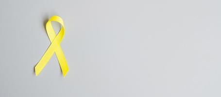 mese di sensibilizzazione sulla prevenzione di cancro infantile, sarcoma, ossa, vescica e suicidio, nastro giallo oro per sostenere le persone che vivono e le malattie. concetto di assistenza sanitaria per bambini e giornata mondiale del cancro foto