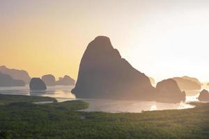 scenario phang nga bay punto di vista a samet nang lei vicino a phuket nel sud, tailandia., punto di riferimento e popolare per l'attrazione dei turisti. viaggio nel sud-est asiatico e concetto di vacanza estiva tropicale foto