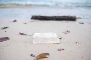 immondizia della scatola di schiuma sulla spiaggia. concetto di ecologia, ambiente, inquinamento e problema ecologico foto